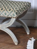 PAIRE DE TABOURETS curules en bois mouluré, sculpté et laqué… (photo 2)