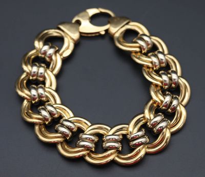 un bracelet doré et noir à maillons