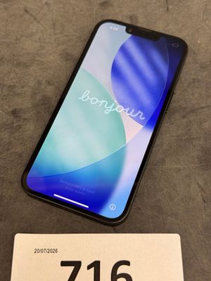 Le téléphone est posé sur la table, à côté d'une étiquette de prix.