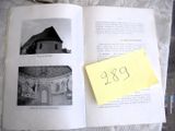 un livre ouvert posé sur un lit, sur lequel est collé un post-it jaune