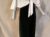 un mannequin vêtu d'une chemise blanche et d'un pantalon noir