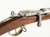 un gros plan d'un fusil sur un fond blanc avec un fond blanc