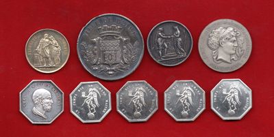 un gros plan sur un tas de pièces de monnaie posées sur une surface rouge