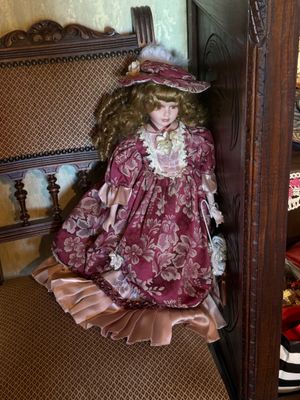 Poupée à tête porcelaine