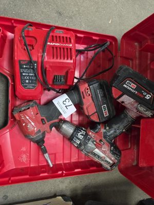 de nombreux outils dans une boîte rouge posée par terre