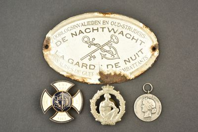 trois médailles et une médaille sont posées sur une table