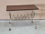 une table sur laquelle se trouve un porte-revues