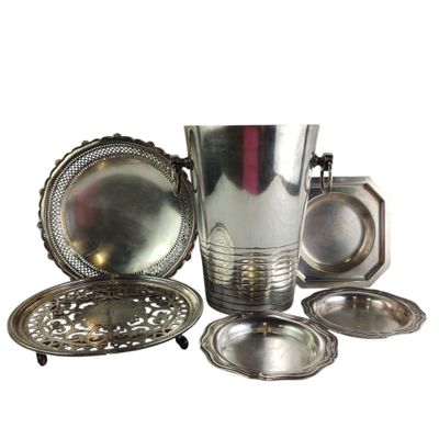 beaucoup d'objets en argent posés sur une table
