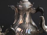 une théière en argent et deux théières en argent posées sur une table
