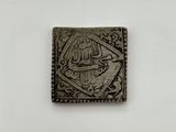gros plan d'un objet métallique sur une surface blanche