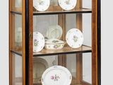 une vitrine contenant de nombreuses assiettes