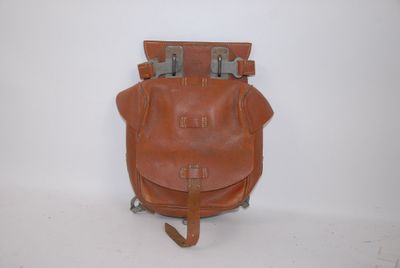un sac à dos en cuir marron muni de deux bretelles