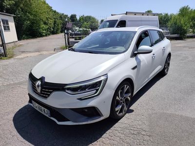 une voiture blanche garée sur un parking à côté d'un camion