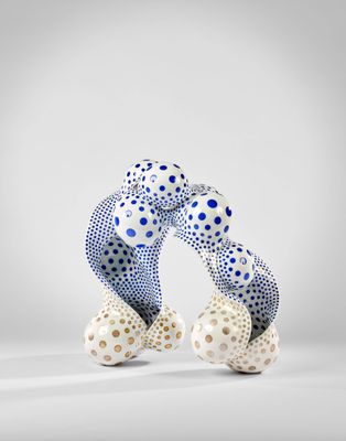 une sculpture blanche et bleue ornée de pois