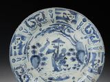 deux assiettes bleues et blanches à motifs posées sur une table