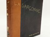 un livre marron et noir posé sur une table blanche
