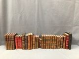 une pile de vieux livres empilés les uns sur les autres sur une table