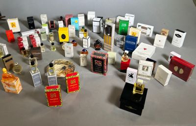 de nombreux parfums différents sur la table