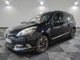 la photo d'une voiture noire garée dans un garage