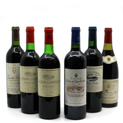 plusieurs bouteilles de vin sont alignées sur une surface blanche