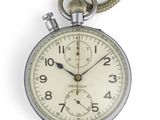 un gros plan d'une montre de poche en argent sur fond blanc