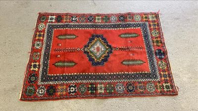 un tapis rouge au sol, orné d'un motif