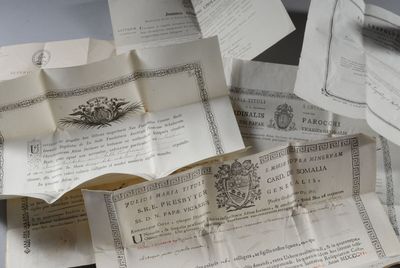 une pile de vieux papiers posée sur une table
