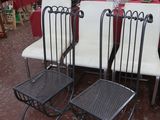 de nombreuses chaises et tables dans une pièce où les nappes sont rouges et blanches