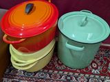 trois pots de couleurs différentes posés les uns à côté des autres sur un tapis