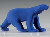 une statue d'ours polaire bleu sur un socle transparent