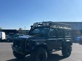 une photo d'une jeep noire garée sur un parking
