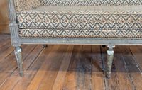 Banquette en bois sculpté laqué gris, le dossier renversé, l… (photo 5)