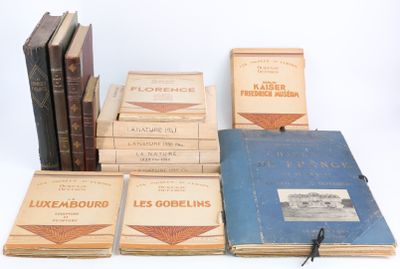 plusieurs livres sont empilés sur une table