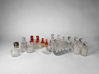 un grand nombre d'objets en verre posés sur une table