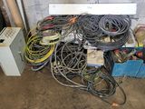 un tas de câbles et d'autres équipements électriques dans un garage