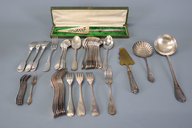 Ensemble de couverts en métal argenté : une ménagère de style roc...