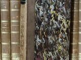 de nombreux livres rangés les uns à côté des autres sur une étagère