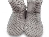 une paire de pantoufles grises sur fond blanc, avec un fond blanc