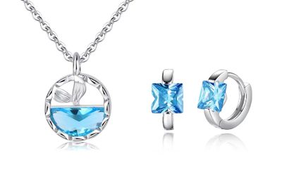 un ensemble de bijoux avec des pierres bleues et une chaîne en argent