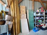 un garage rempli de cartons et d'outils
