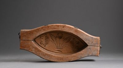 une image représentant un bol en bois orné d'un motif