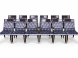 un ensemble de six chaises de salle à manger dont les assises sont recouvertes de velours bleu