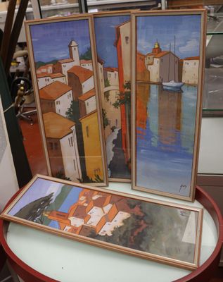trois tableaux exposés sur une table à côté d'une lampe