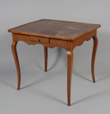 une petite table en bois avec un tiroir