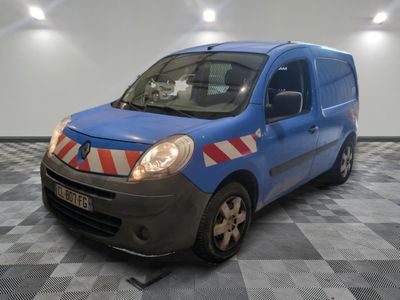 une photo d'une camionnette bleue à rayures rouges et blanches