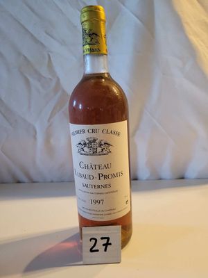 une bouteille de vin posée sur une table