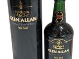 Une bouteille de Glenallan se trouve à côté d'une boîte noire