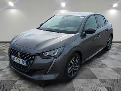 une voiture grise est garée dans une grande pièce au sol en damier
