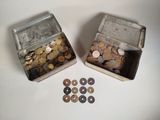 deux boîtes contenant des pièces, posées sur une table