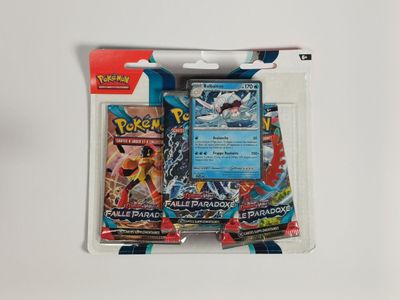 un gros plan sur une boîte de cartes Pokémon posée sur une surface blanche